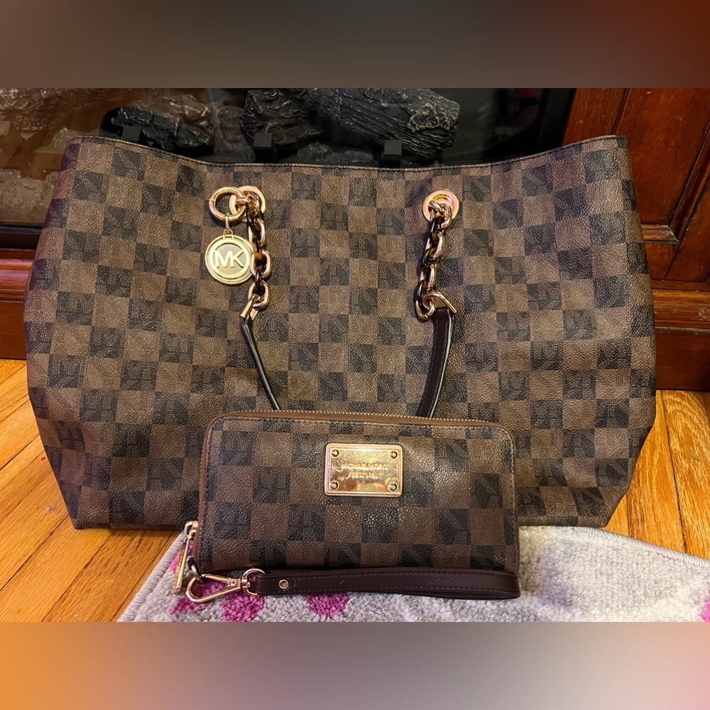 **SOLD** RARE🔥 large Michael Kors checkered purse and wallet set